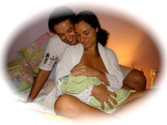 Daniela Leal e Alexandre Amaral, psicólogos, no nascimento domiciliar de Ravi.