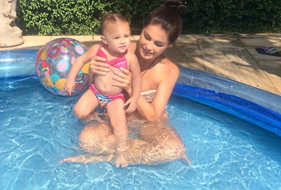 Natalia Guimarães e sua filha na piscina - Foto: arquivo pessoal