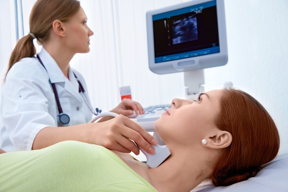 Médica realizando exame de ultrassom da tireoide em uma mulher - foto: Alexander Raths/ShutterStock.com