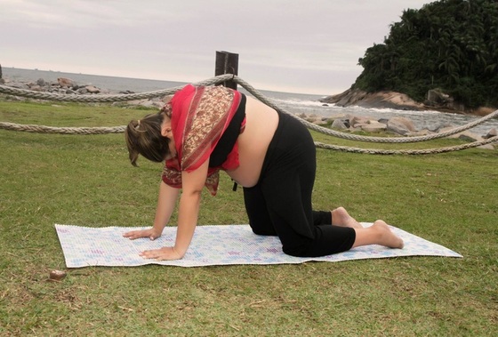 Postura do Gato - Instrutora de yoga prenatal , doula , educadora perinatal, mãe e gestante: Adriana Vieira (40 semanas de gestação) - Foto: Erica Ponte