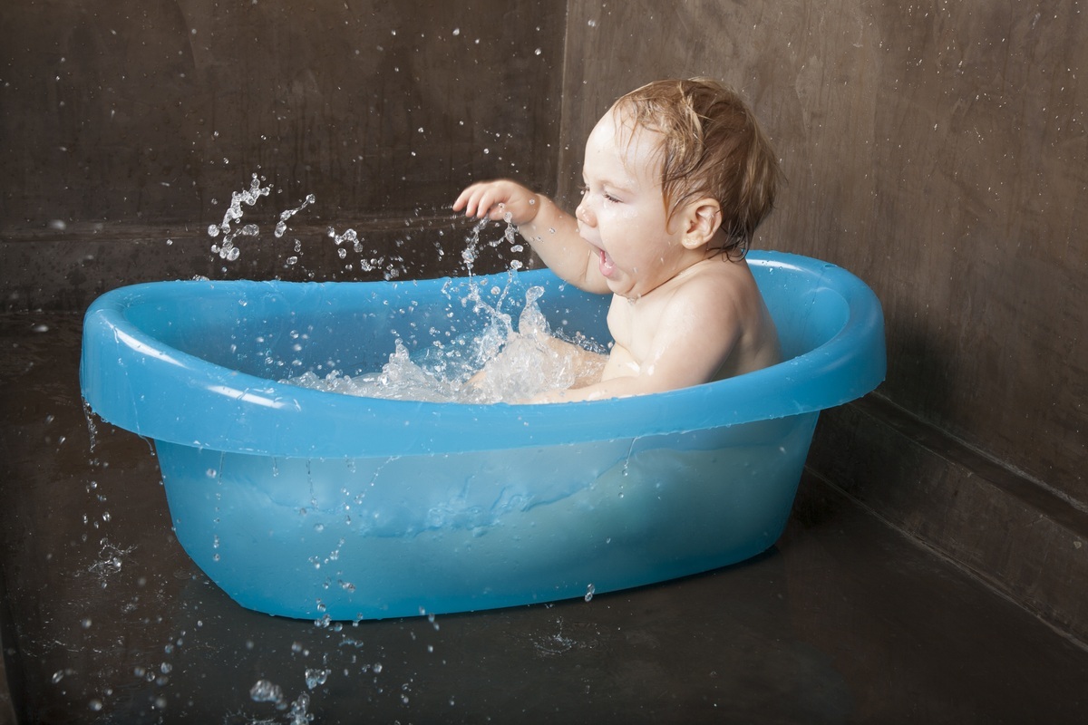 Bebê dentro da banheira fazendo bagunça - foto: Quintanilla/ShutterStock.com