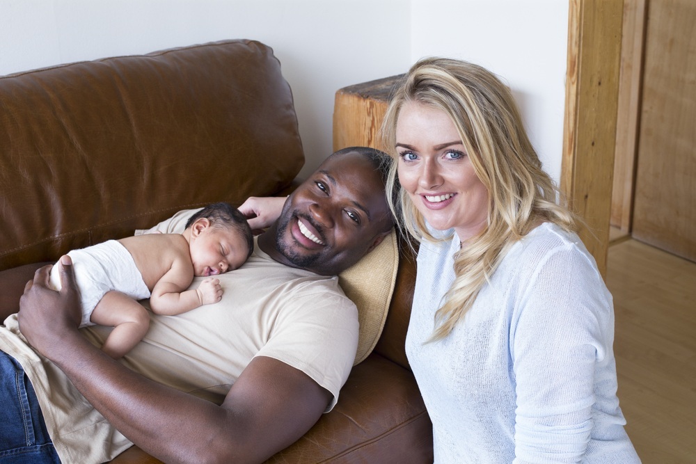 Casal em casa com seu bebê recém-nascido - foto: Liquorice Legs/ShutterStock.com
