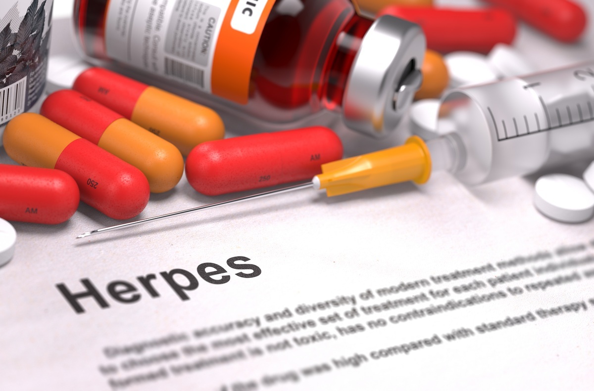 Papel com descrição de Herpes e medicamentos à volta - foto: Tashatuvango/ShutterStock.com