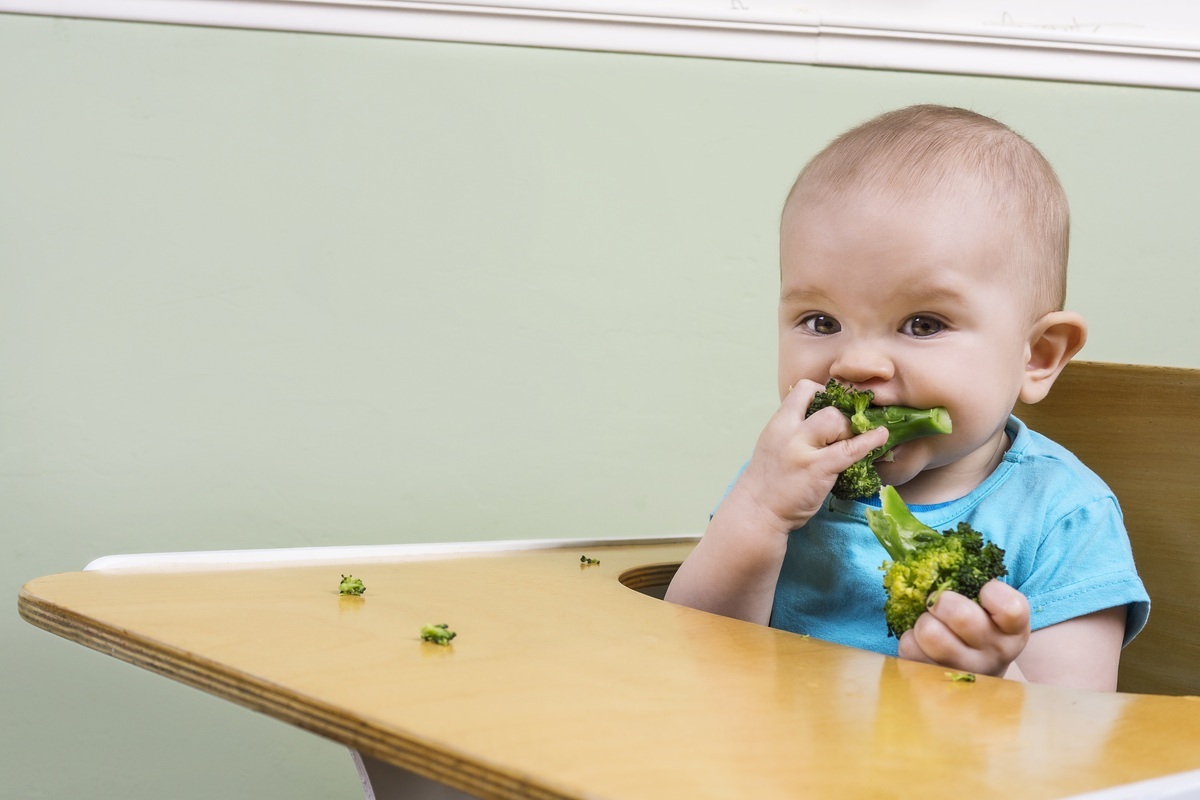 Bebê comendo brócolis - foto: Red pepper/ShutterStock.com