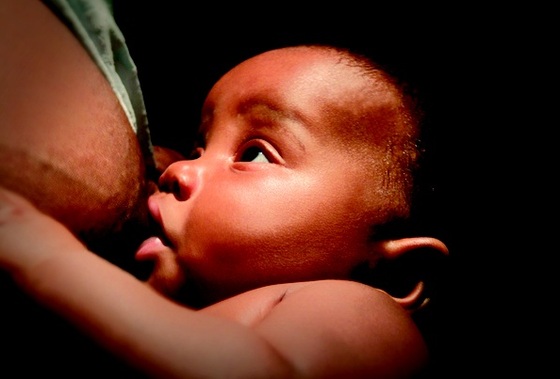 Bebês amamentados com leite materno podem ter telômeros mais longos - foto: Daniel Branco - freeimages.com