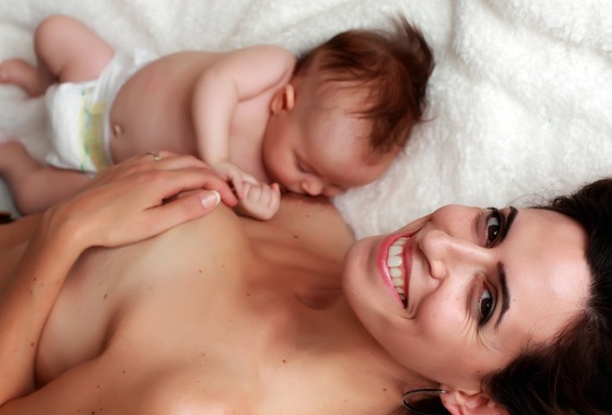 Mãe amamentando seu bebê - Foto: Dubova / SutterStock
