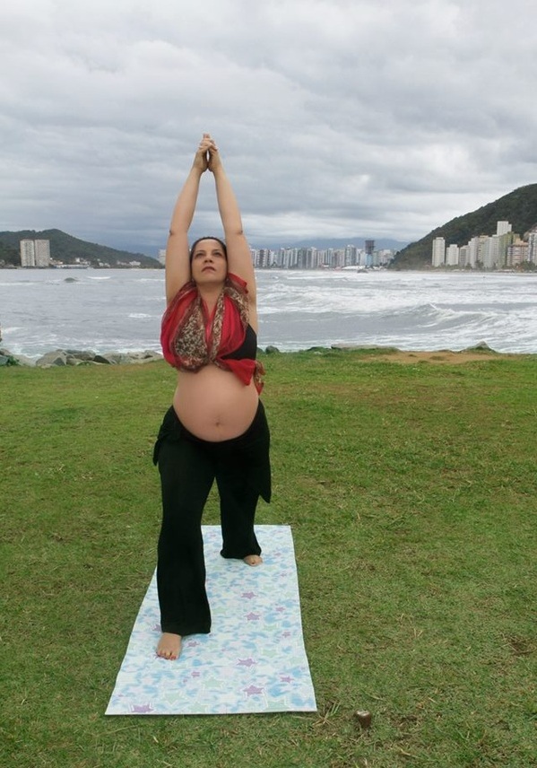 Postura da Guerreira - Instrutora de yoga prenatal , doula , educadora perinatal, mãe e gestante: Adriana Vieira (40 semanas de gestação) - Foto: Erica Ponte