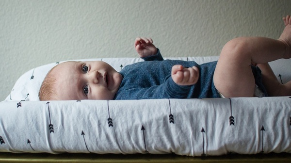 Você sabia que a cor das fezes do bebê pode indicar como está sua saúde?