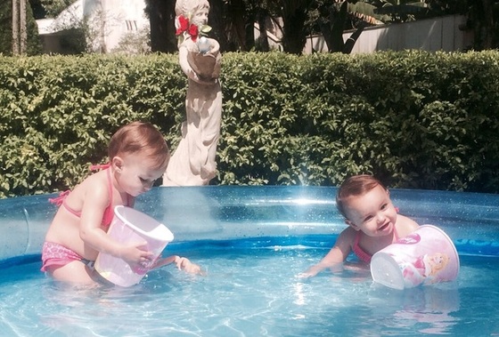 As filhas gêmeas de Natalia Guimarães na piscina - Foto: arquivo pessoal