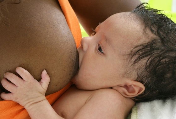 Bebê sendo amamentado - Foto: JPC-PROD/ShutterStock.com