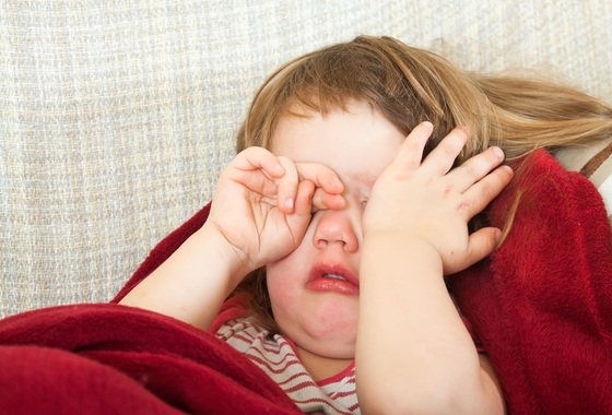 Criança chorando na cama - foto: Daria Filimonova/ShutterStock.com