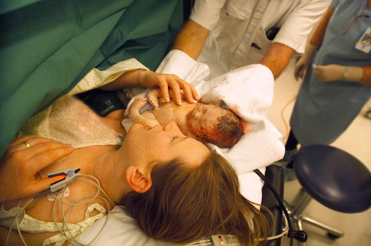 Mãe e bebê juntos logo após o parto - foto: Steve Lovegrove/ShutterStock.com