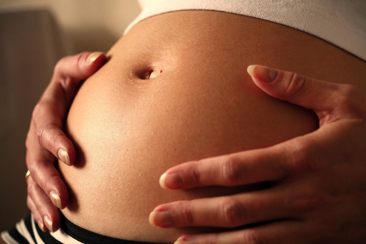 Mulher grávida com as mãos sobre a barriga - foto: Chris Greene/FreeImages.com