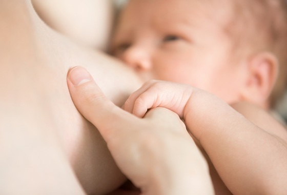 Proteína do leite materno reduz infecções hospitalares em prematuros - Foto: photoduet / Freepik
