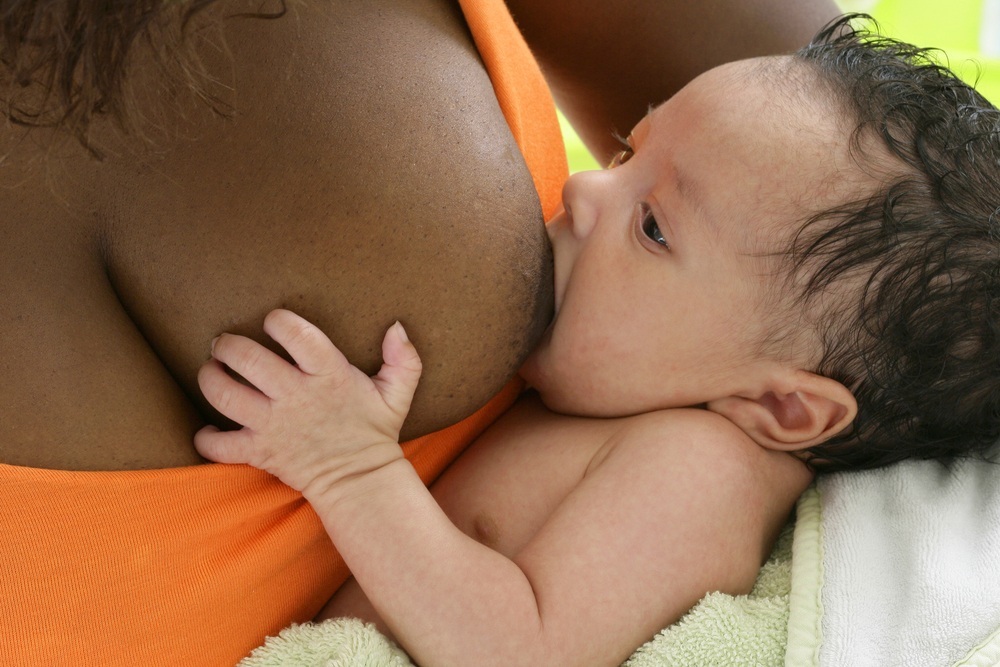 Bebê mamando - foto: JPC-PROD/ShutterStock.com