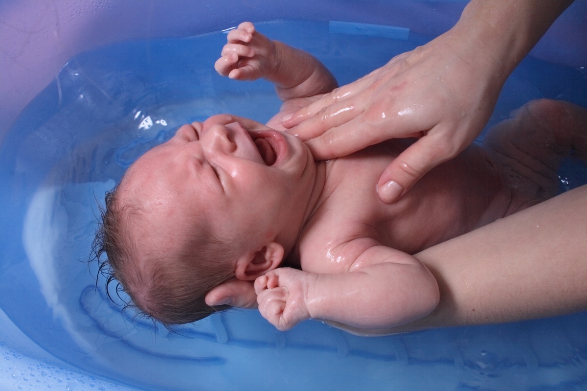 Bebê recém-nascido chorando no banho - foto: Jiri Vaclavek/ShutterStock.com