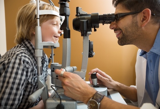 Criança sendo examinada pelo oftalmologista - foto: Tyler Olson/ShutterStock.com