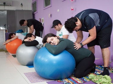 Exercício para relaxar na bola - Yoga para grávidas - Foto: Loraine Prokisch