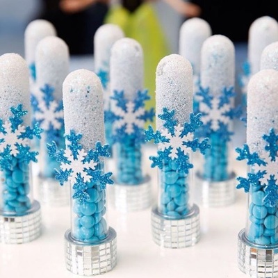 Mimos de balas decorados com flocos de neve.