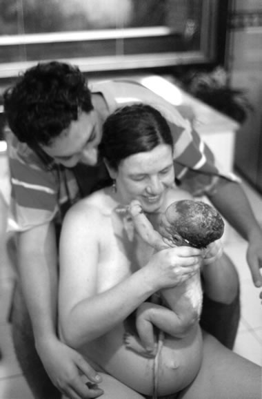 Ana Paula Caldas, médica neonatologista, em parto domiciliar, imediatamente depois do nascimento de Lis - Foto: Ana Cristina Duarte