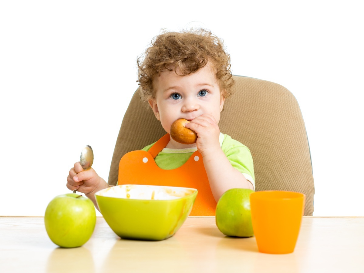 Bebê comendo sozinho - foto: Oksana Kuzmina/ShutterStock.com