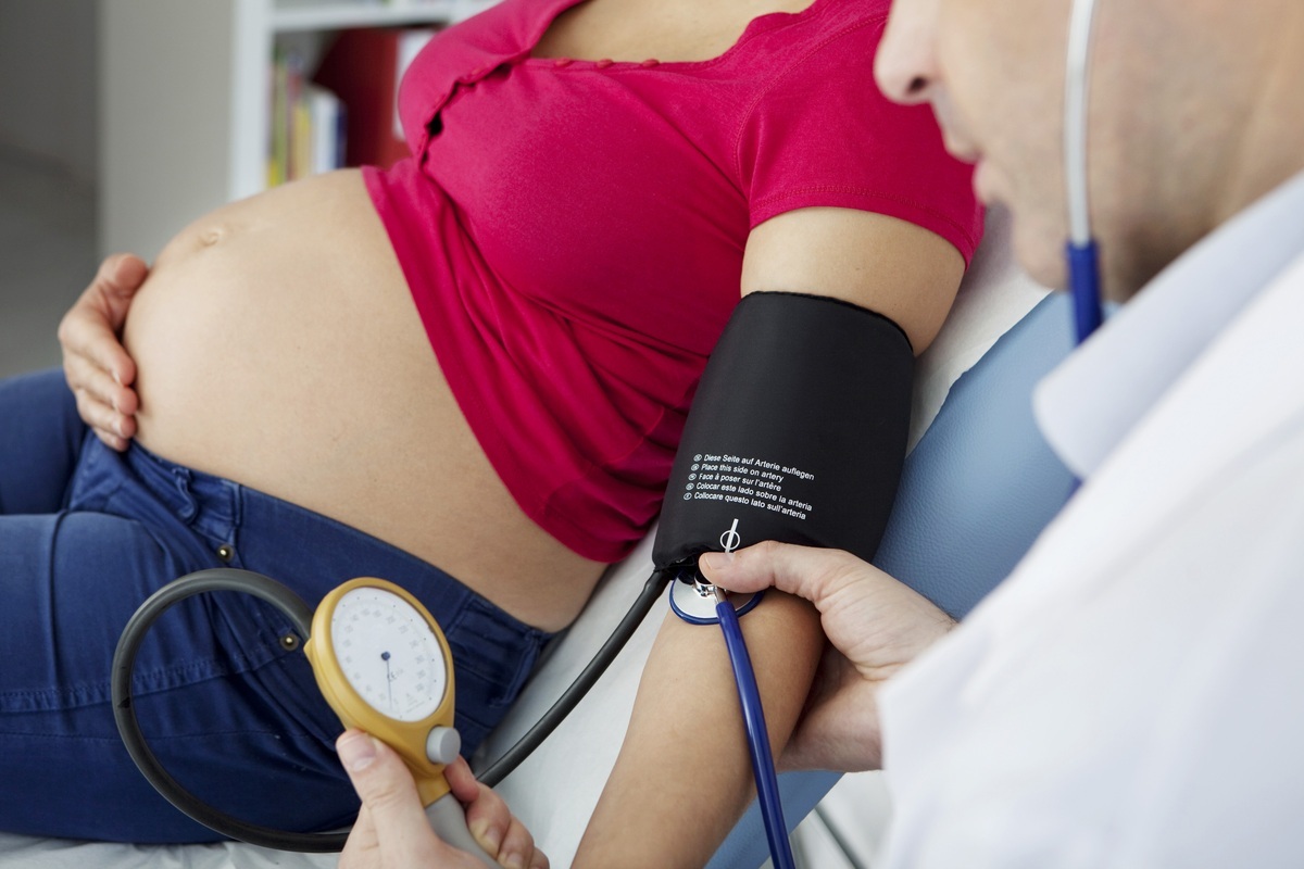 Exame de pressão em uma mulher grávida - foto: Image Point Fr/ShutterStock.com