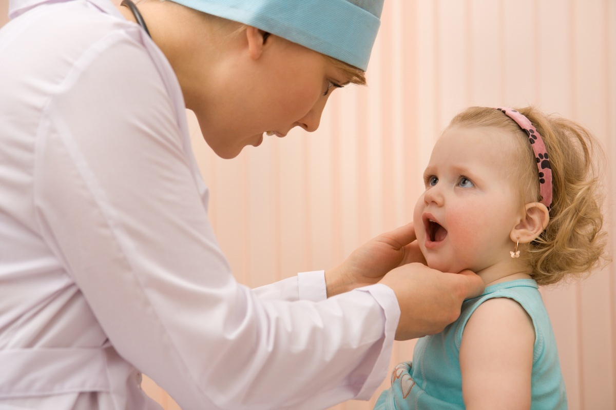 Médica examinando a boca da criança - foto: Vadim Ponomarenko/ShutterStock.com