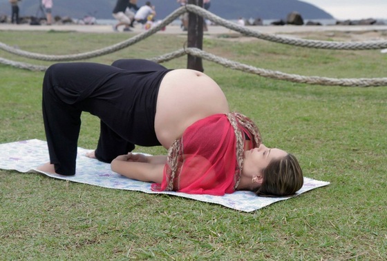 Postura da Ponte - Instrutora de yoga prenatal , doula , educadora perinatal, mãe e gestante: Adriana Vieira (40 semanas de gestação) - Foto: Erica Ponte