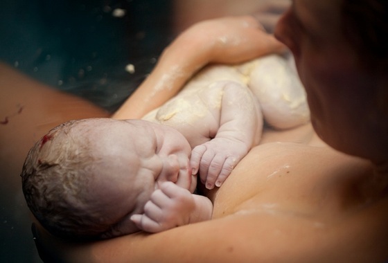 Recém-nascido nos braços da mãe logo após o nascimento - Foto: Kati Molin / ShutterStock