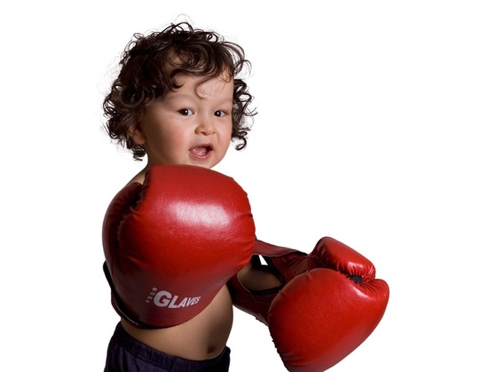 Criança com luvas de boxe - Foto: Anetta / ShutterStock