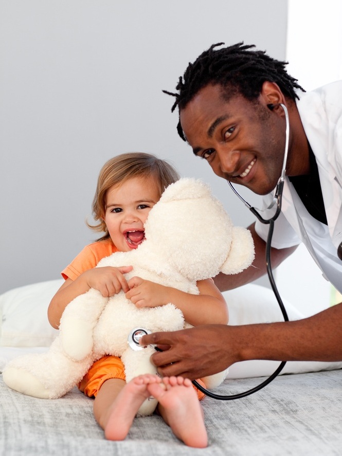 Criança sendo consultada por um médico pediatra - Foto: wavebreakmedia/ShutterStock