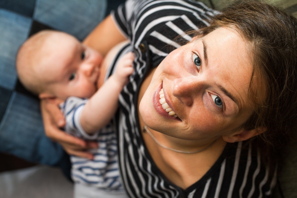Mamãe amamentando seu bebê - foto: Oleg Malyshev/ShutterStock.com