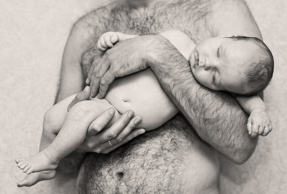 Bebê dormindo nos braços da pai - Foto: Sokolova Maryna/Shutterstock.com