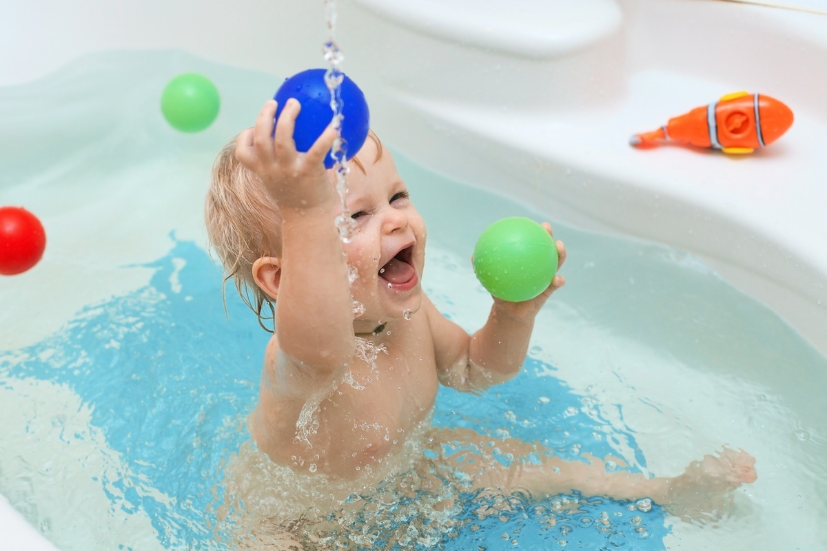 Bebê se divertindo na banheira - foto: OLHA TOLSTA/ShutterStock.com