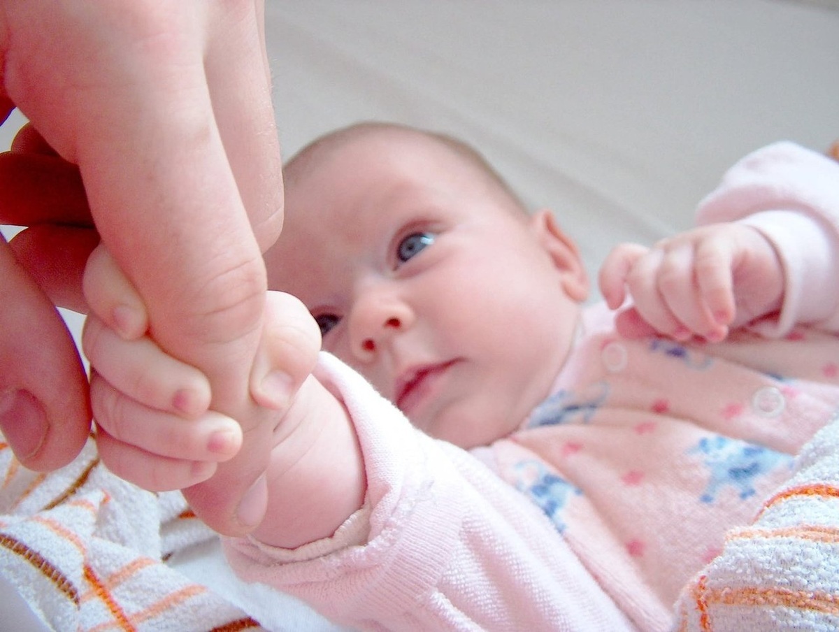 Bebê segurando a mão do pai - foto: szymon szymon/FreeImages.com