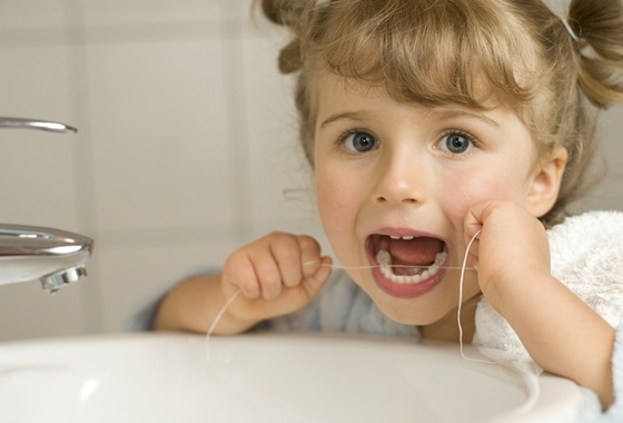 criança-usando-fio-dental-foto: Gorilla - AdobeStock.com