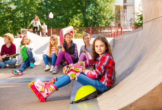 Crianças na pista de skate - foto: Sergey Novikov/ShutterStock.com