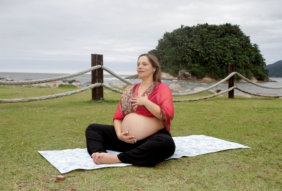 Instrutora de yoga prenatal , doula , educadora perinatal, mãe e gestante: Adriana Vieira (40 semanas de gestação) - Foto: Erica Ponte