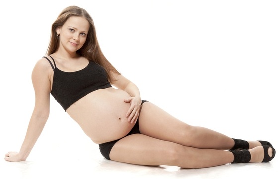 Mulher grávida usando lingerie adequada às gestantes - Foto: Vikulin/Shutterstock.com